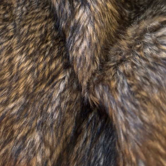 Cambridge Dry Goods vest with faux fur trim - Picture 7 of 9